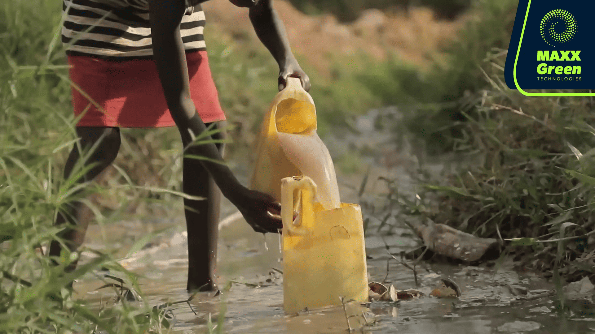 FuelMAXX 2 Child Pouring Water